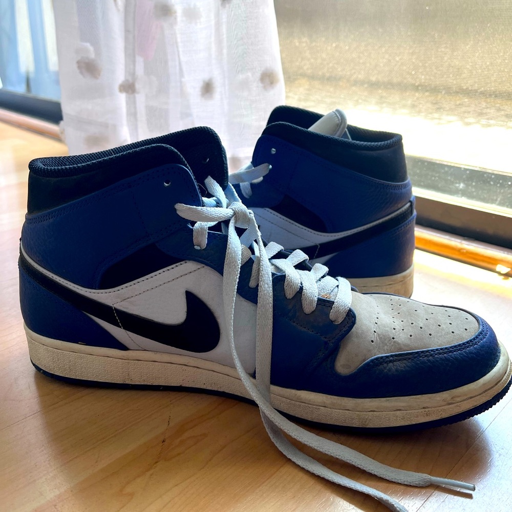 Blue Nike Air Jordons